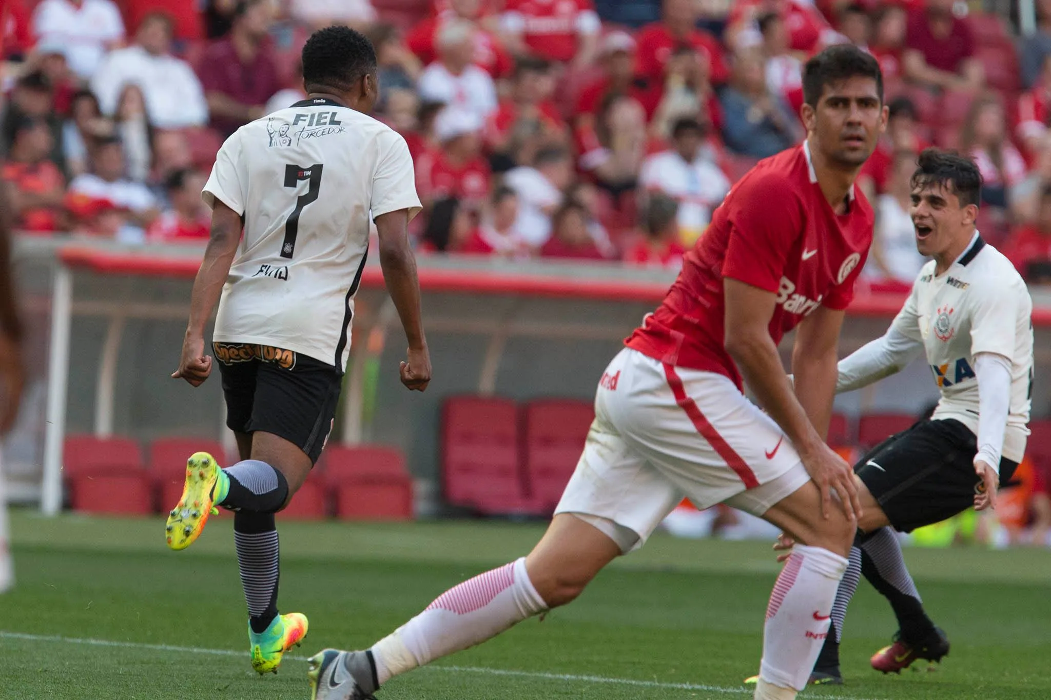 Elias volta ao time titular com gol e dá vitória ao Corinthians sobre o Inter