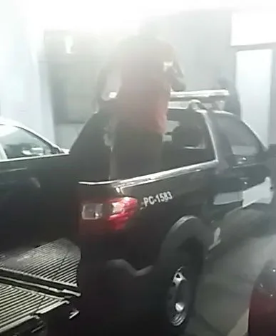 Homens gravam vídeo pulando e bebendo em cima de viatura da Polícia Civil em Vila Velha