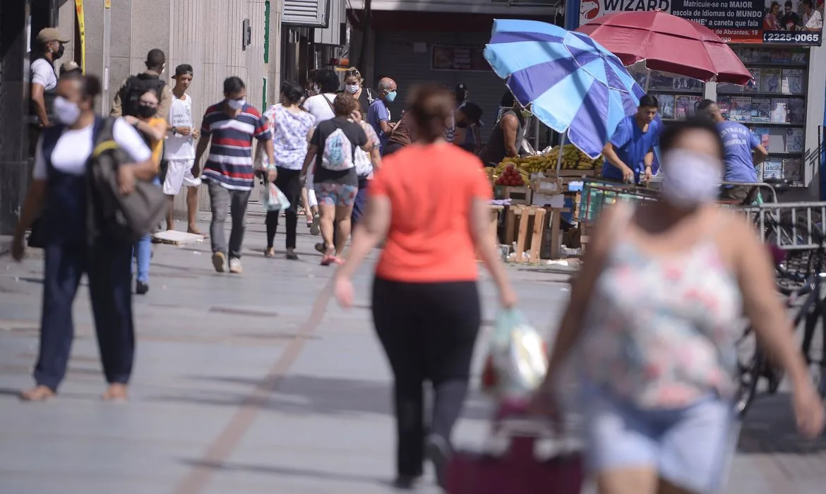 População usa máscaras nas ruas do Rio de Janeiro, desde ontem (23) a prefeitura tornou o uso obrigatório através de decreto.