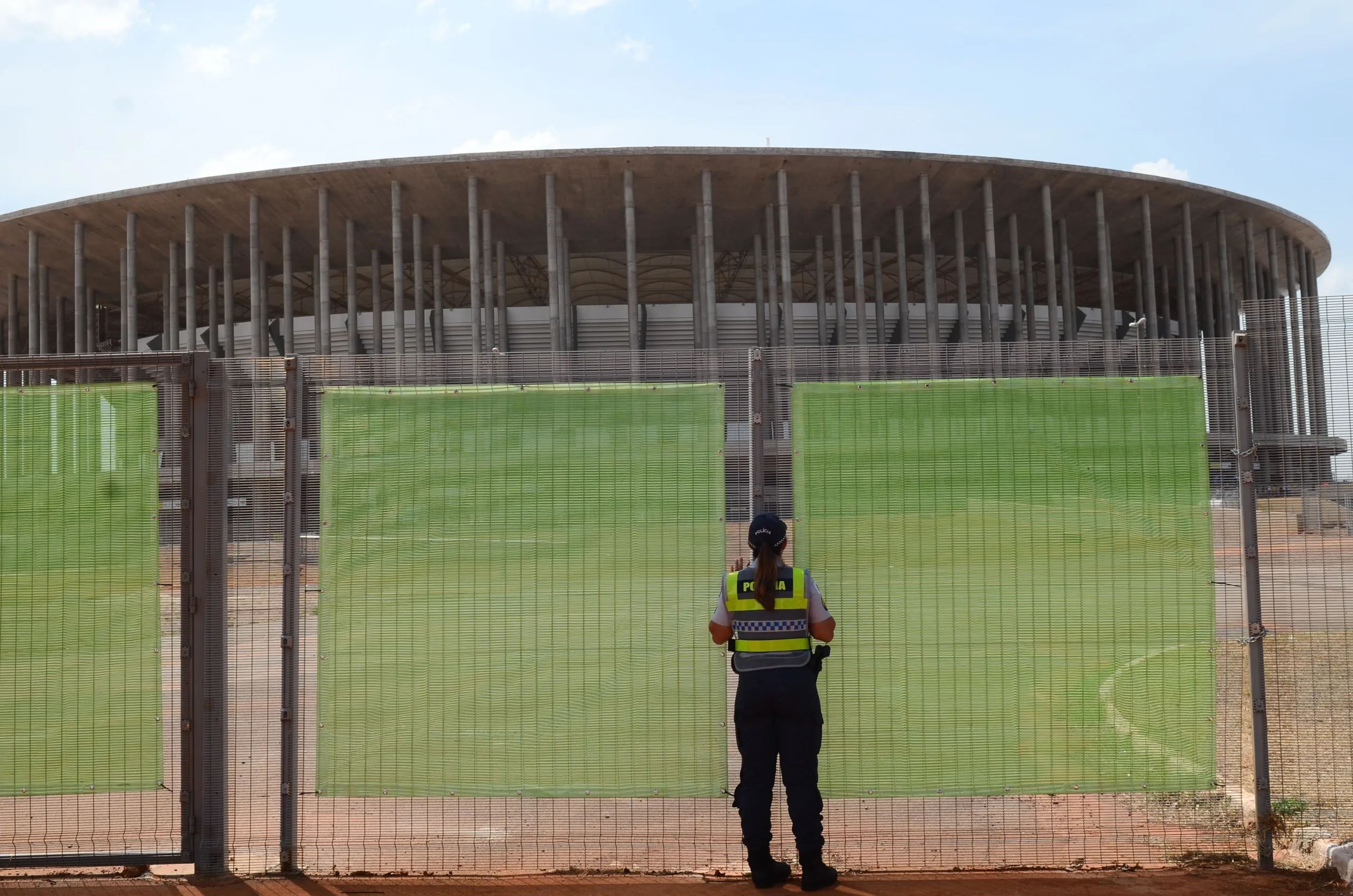 Brasília – Fila para entrar no Estádio Mané Garrincha continuou após o início do jogo entre Portugal e Alemanha, que começou às 13h (Gustavo Gomes/Agência Brasil)