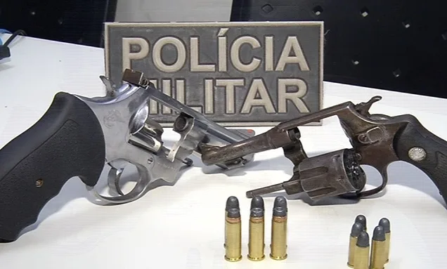 Jovem é preso com armas após troca de tiros em bairro de Vila Velha