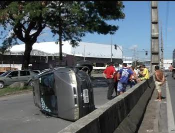 Caminhão bate em carro e motorista foge do acidente, em Vila Velha