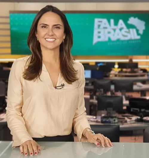 Apresentadora da Record TV relata susto após ser internada às pressas e cirurgia ser cancelada