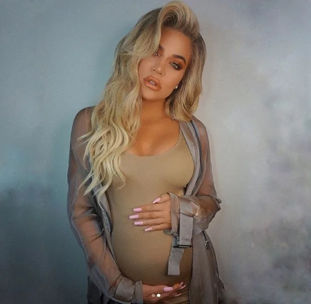 Caprichando no carão, Khloé Kardashian revela a barriga do sétimo mês de gestação