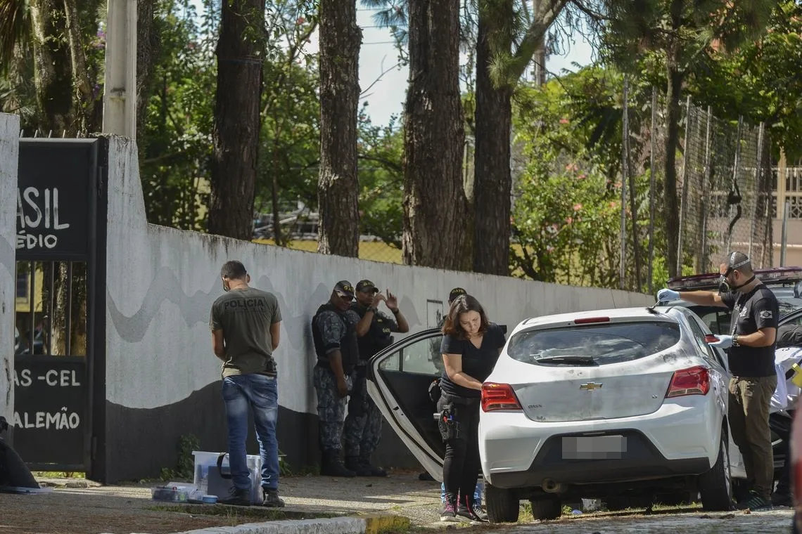 Perícia feita pela polícia civil no carro em que chegaram dois jovens armados e encapuzados que invadiram a Escola Estadual Professor Raul Brasil e disparam contra os alunos, em Suzano, São Paulo.