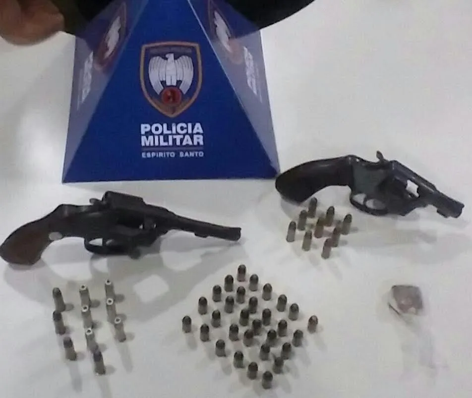 Homem é preso com duas armas de fogo em morro de Vitória