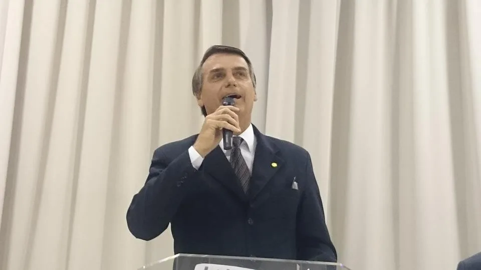 Bate-boca entre Bolsonaro e estudante causa tumulto durante palestra em Vitória