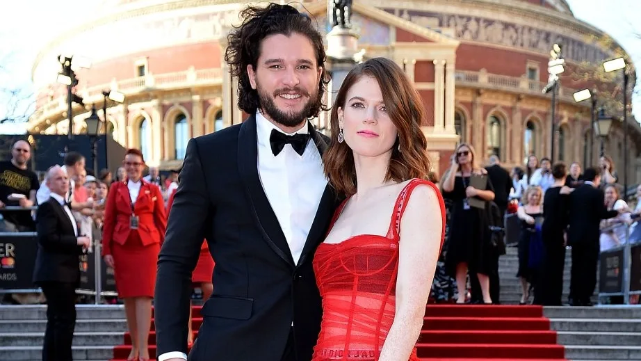 Kit Harington prega peça na noiva, Rose Leslie