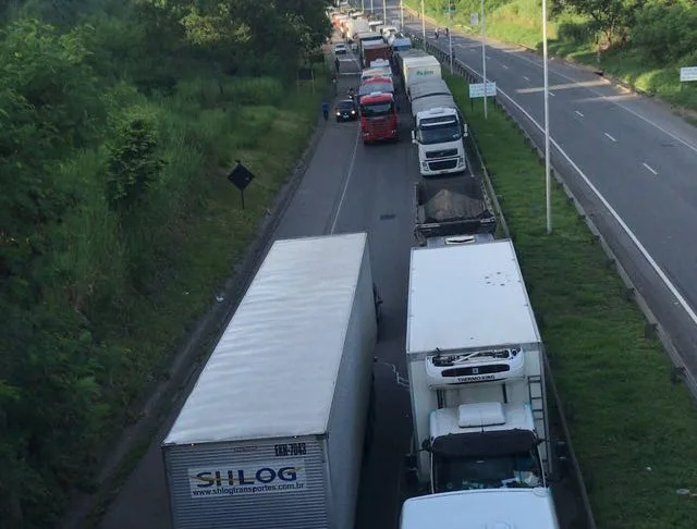 Manifestações nas rodovias José Sette e Contorno deixam trânsito complicado em Cariacica