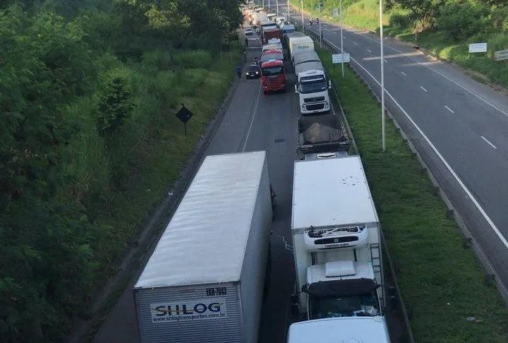 Manifestações nas rodovias José Sette e Contorno deixam trânsito complicado em Cariacica