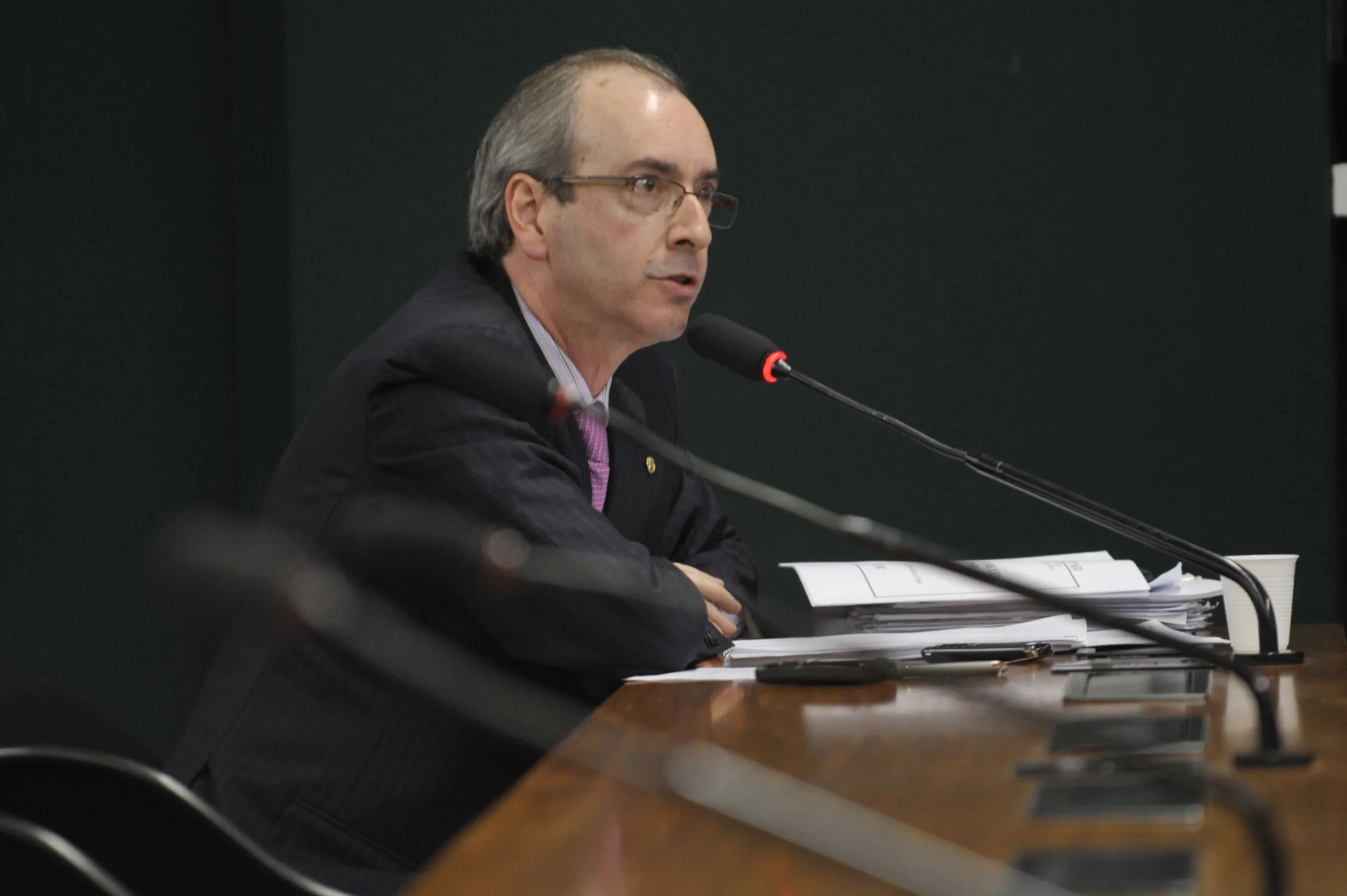 O novo presidente da CCJ , Dep. João Paulo Cunha escuta as explicações do ex presidente da CCJ o Dep. Eduardo Cunha, sobre a sessão da CCj que aprovou vários pedidos de projetos com apenas dois deputados presentes na sessão.