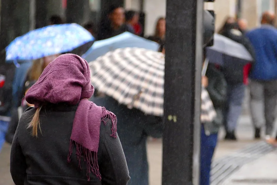 21 08 2017-São Paulo SP Brasil – Com temperatura de 14 graus, paulistanos começam a semana com frio e chuva. Foto Fernanda Carvalho/FotosPublicas