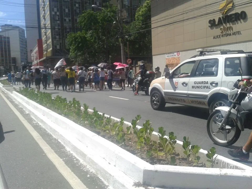 Servidores entram em greve e deixam trânsito lento com manifestação em Vitória