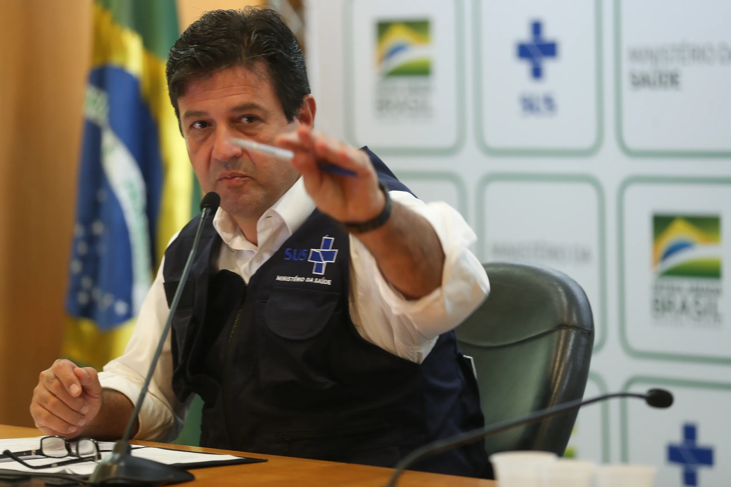 O ministro da Saúde, Luiz Henrique Mandetta,atualiza dados em coletiva de imprensa sobre à infecção pelo novo coronavírus no Brasil