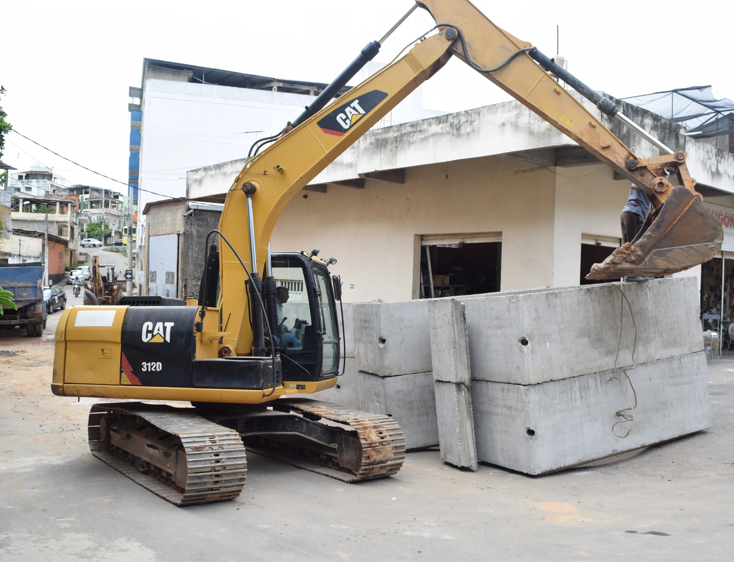 Galeria pluvial começa a ser reconstruída em Nova Brasília