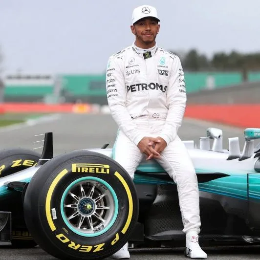 'Quem me critica não sabe minha origem', afirma o tetracampeão Lewis Hamilton