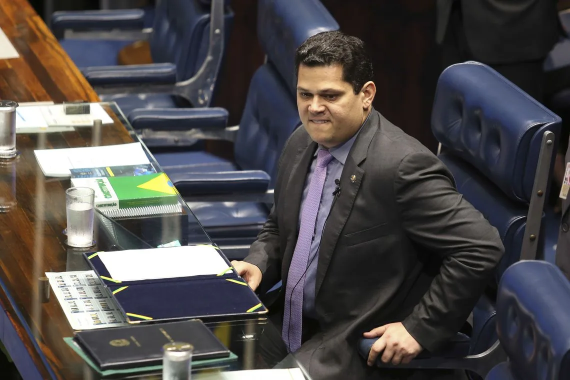 O senador Davi Alcolumbre preside sessão de posse dos novos senadores.