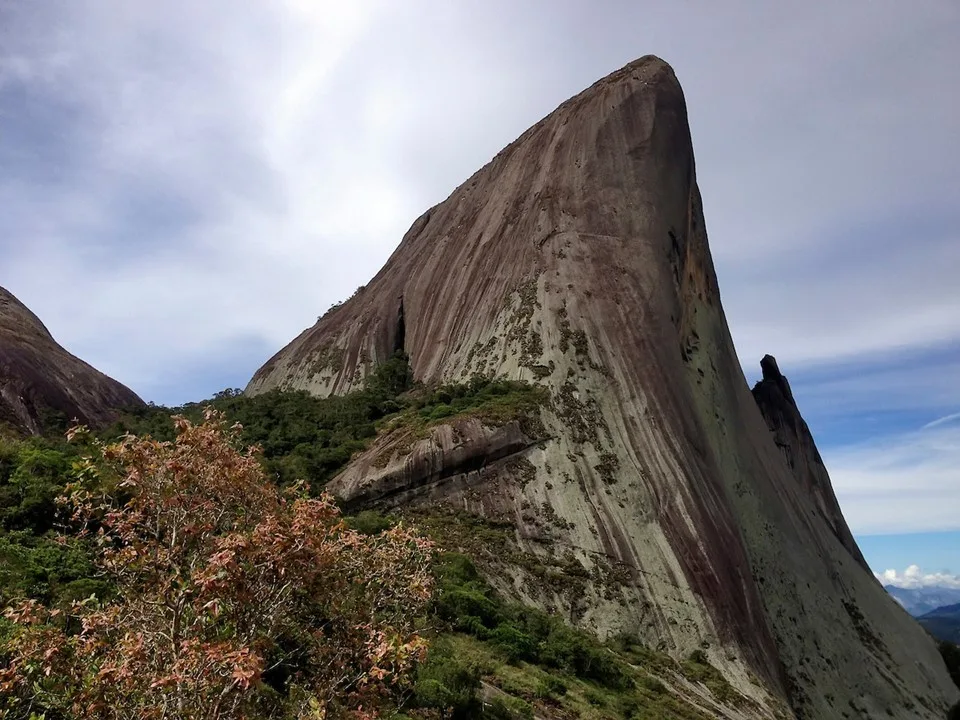 Helicópteros pousam sem autorização no Parque da Pedra Azul