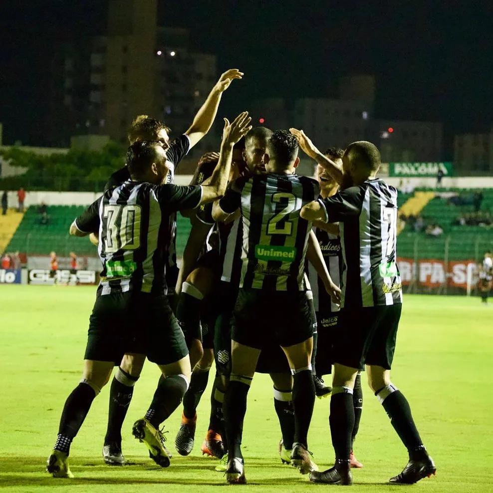 Jogadores do Figueirense fazem greve por salários atrasados