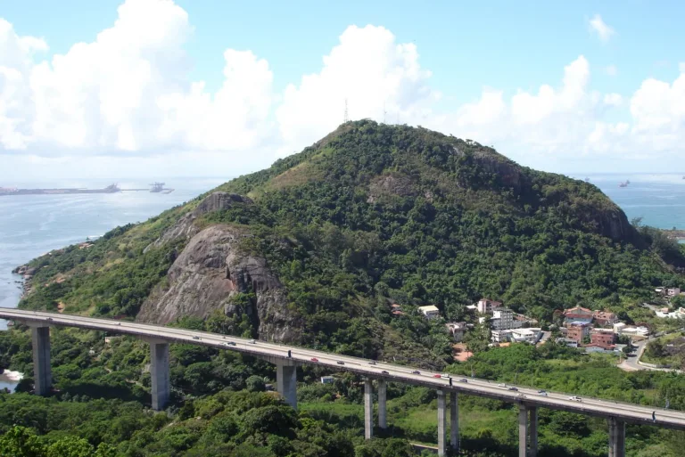 Casal fica ferido após rolamento de pedra no Morro do Moreno