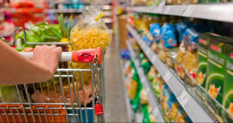 Supermercados funcionarão em horário especial aos domingos neste final de ano