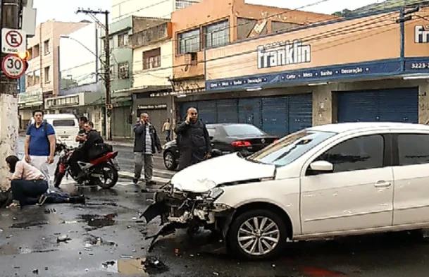 Agente da Guarda de VV fica ferido após acidente com moto no Centro de Vitória