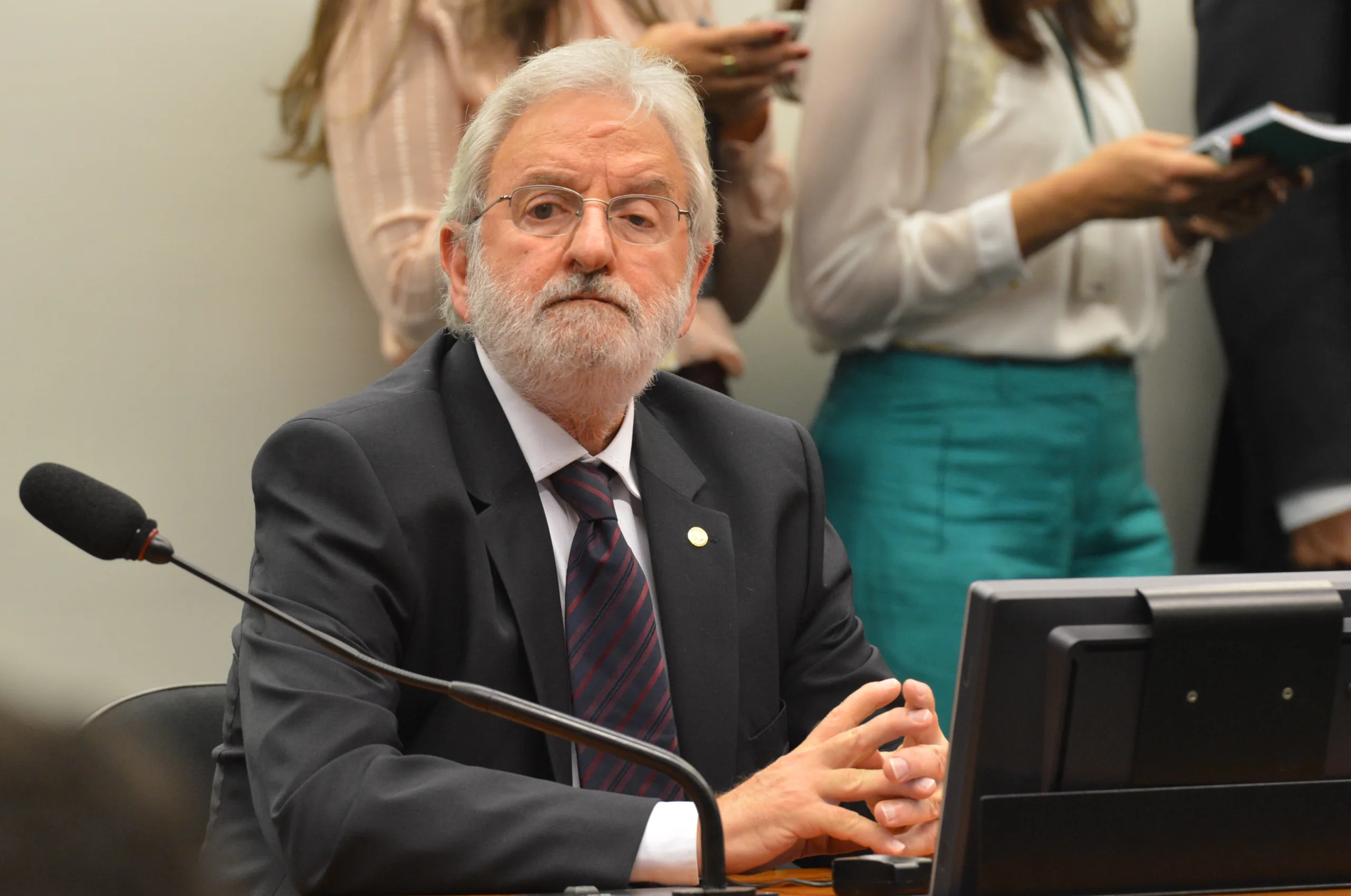 O deputado Ivan Valente, apresentou candidatura avulsa para presidir a CPI da Petrobras, e recebeu quatro votos. O deputado Hugo Motta foi eleito com 22 votos (Antonio Cruz/Agência Brasil)