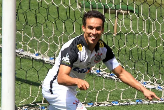 Jadson marca dois, Corinthians bate Santos no fim e dispara na ponta