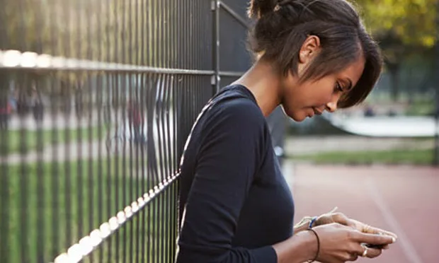 Uso excessivo do celular pode causar Síndrome do Pescoço Tecnológico