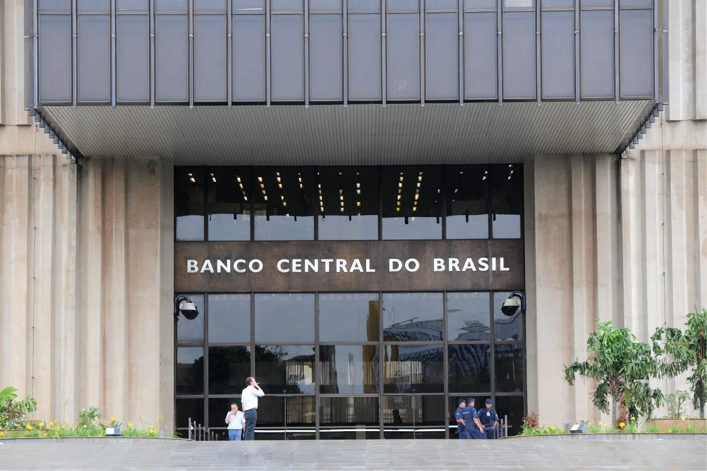 Projeto que acaba com uso de dinheiro público para salvar bancos chega à Fazenda