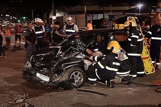 Casal fica preso às ferragens em grave acidente em Vitória