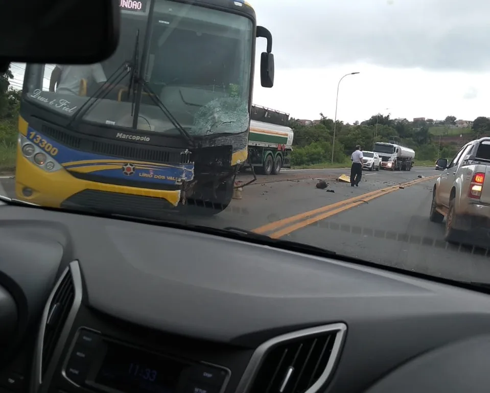 VÍDEO | Circuito interno de veículo registra momento de acidente na BR-101