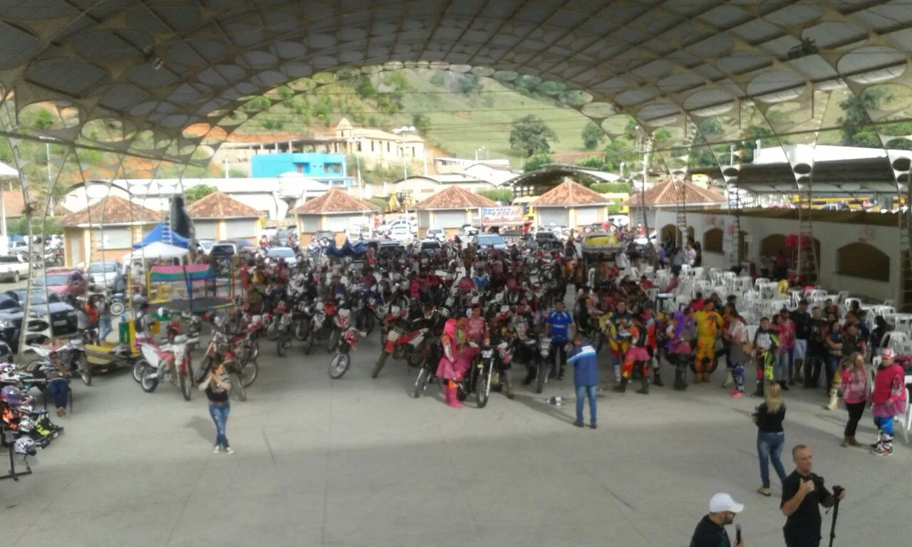 Trilha Cor de Rosa reúne mais de 400 motos durante aventura na lama em Muqui