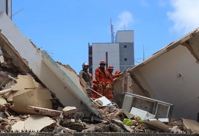 Engenheiros e pedreiro são indiciados por desabamento de edifício em Fortaleza