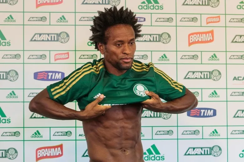 O jogador Zé Roberto é apresentado pela diretoria do Palmeiras, na Academia de Futebol da Barra Funda, Zona Oeste de São Paulo (SP), na manhã desta quinta-feira (8), como novo reforço para a temporada 2015.