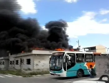 Casa abandonada pega fogo em bairro de Vila Velha