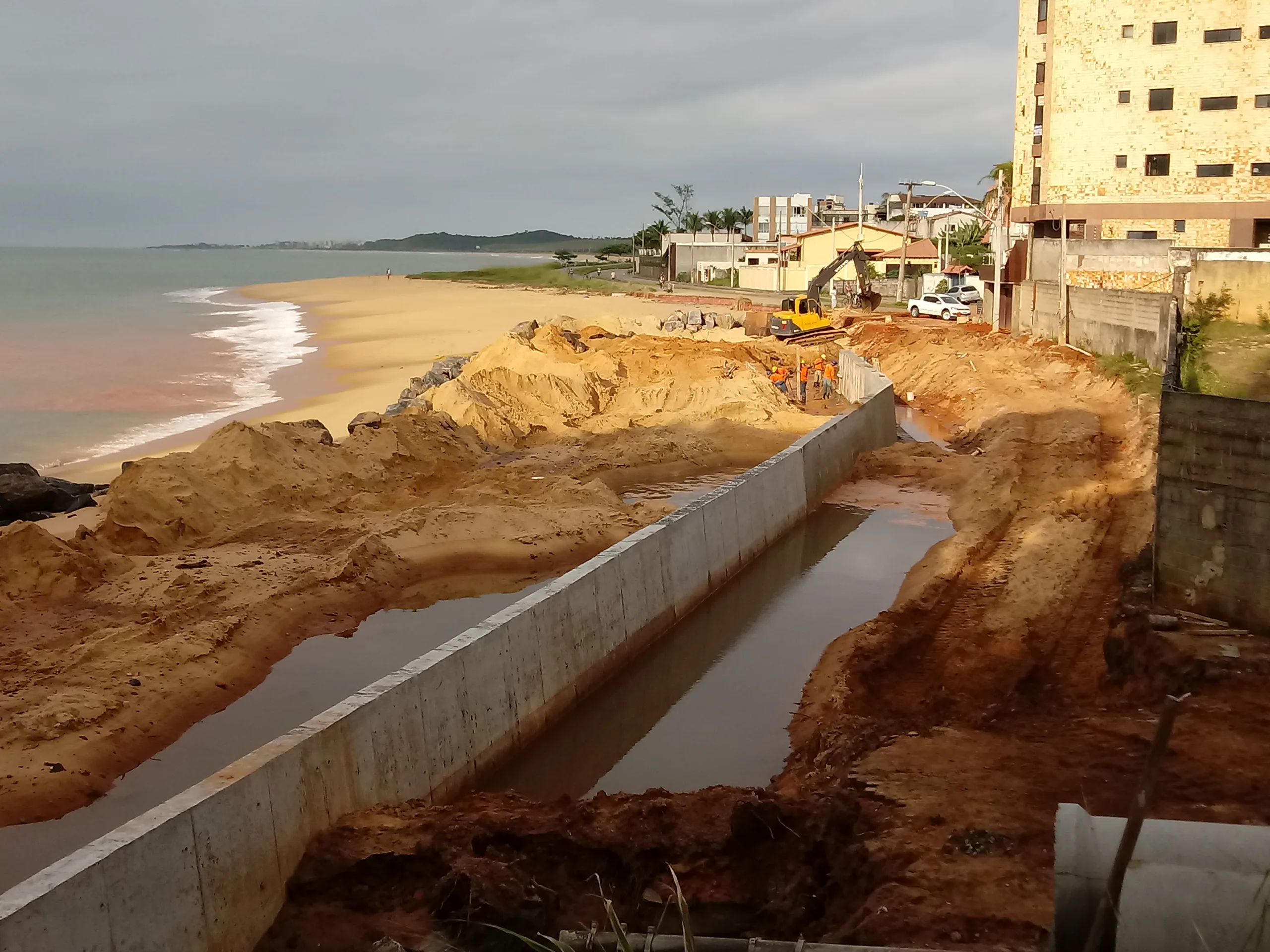 Obras do muro de contenção avançam na Praia do Riacho, em Guarapari