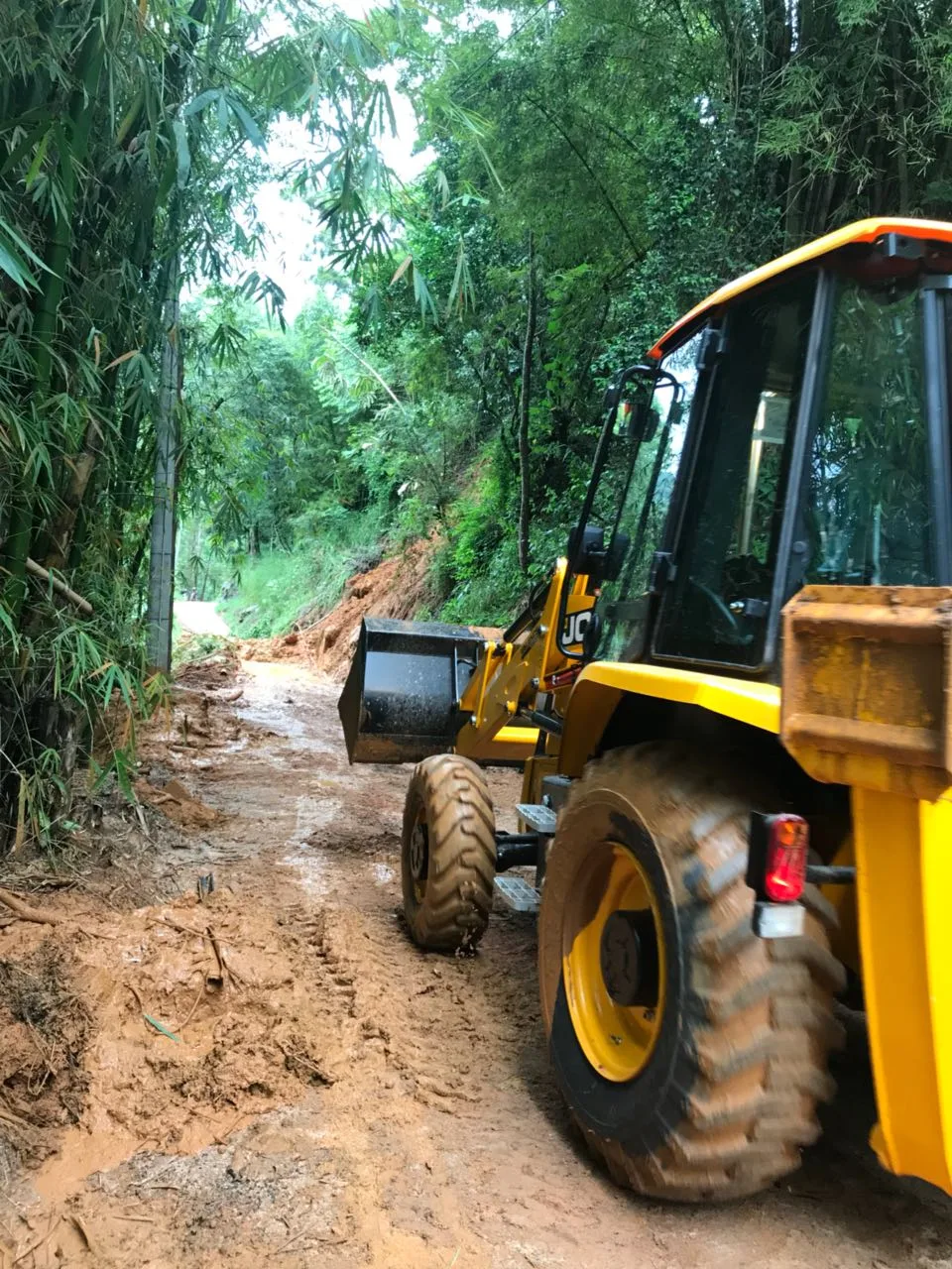 Moradores se reúnem para reivindicar melhorias em estrada