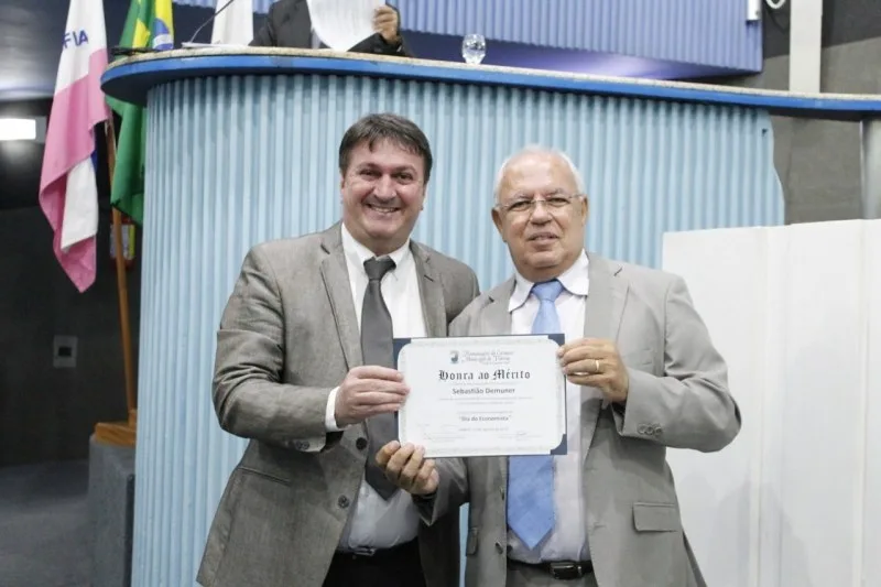 Câmara de Vereadores de Vitória homenageia economista de Colatina