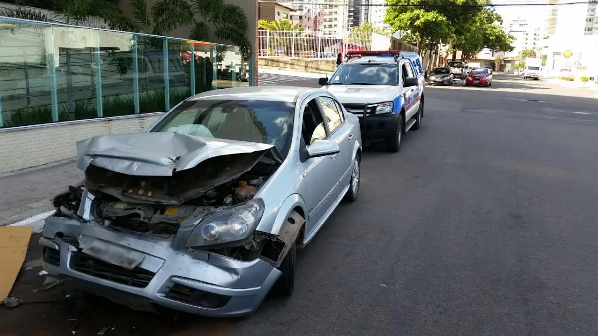 Suspeito rouba veículo e bate em caminhão durante perseguição policial em Vila Velha