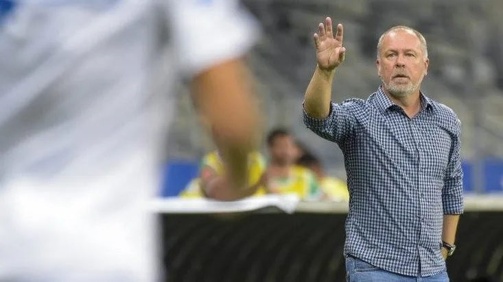 Mano Menezes celebra 3 anos de Cruzeiro e atribui longevidade no clube às taças