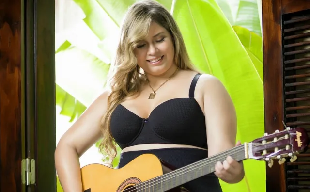 Cantora sertaneja Marília Mendonça posa para linha de lingerie plus size