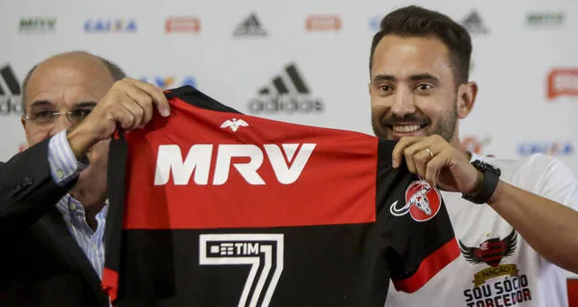 RJ – FUTEBOL/FLAMENGO/EVERTON – ESPORTES – O Flamengo apresenta oficialmente o meia Everton Ribeiro, de 28 anos, no Rio de Janeiro, nesta terça-feira. Ele assinou contrato de quatro anos com o Rubro-Negro. 06/06/2017 – Foto: LUCIANO BELFORD/AGIF/ESTADÃO CONTEÚDO