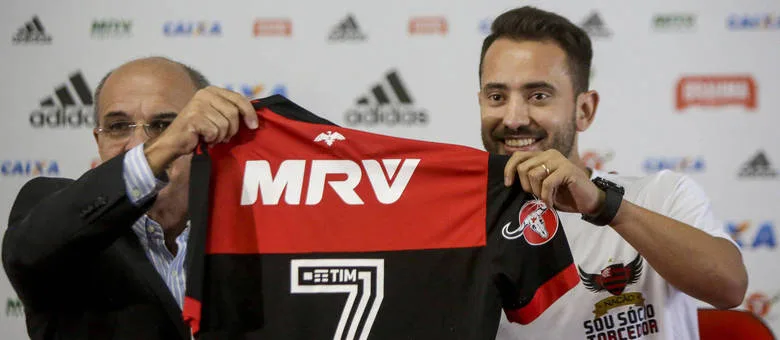 RJ – FUTEBOL/FLAMENGO/EVERTON – ESPORTES – O Flamengo apresenta oficialmente o meia Everton Ribeiro, de 28 anos, no Rio de Janeiro, nesta terça-feira. Ele assinou contrato de quatro anos com o Rubro-Negro. 06/06/2017 – Foto: LUCIANO BELFORD/AGIF/ESTADÃO CONTEÚDO