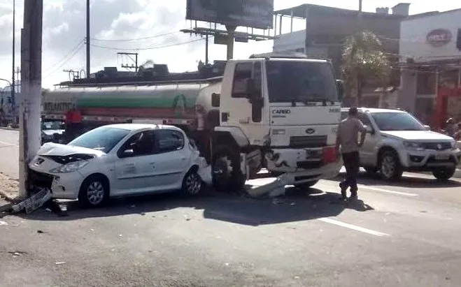 Caminhão tanque bate em carro na rodovia Carlos Lindenberg, em Vila Velha