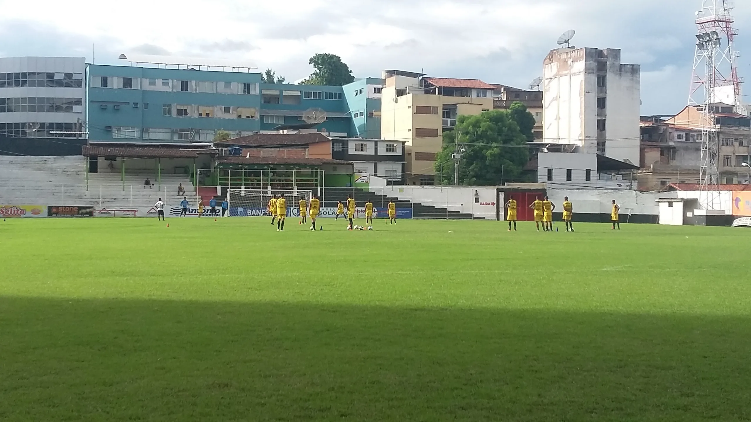 Sem dinheiro, clube capixaba quer pagar jogadores com ingressos do show de Roberto Carlos