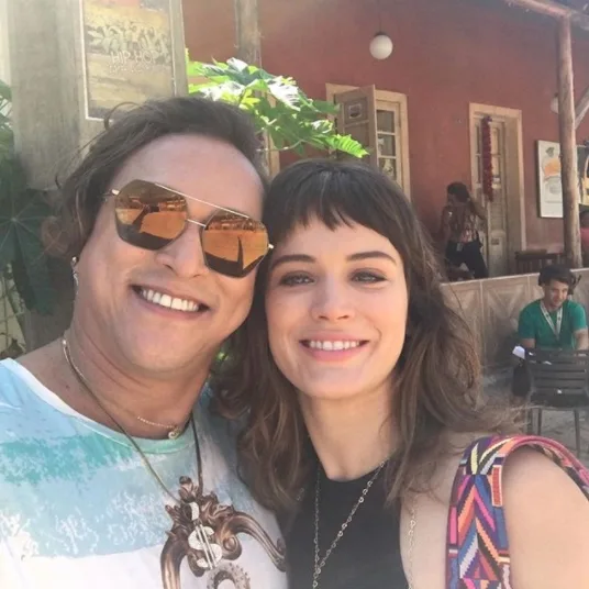 Fábio Lago e Bianca Bin posam juntos nos bastidores de O Outro Lado do Paraíso