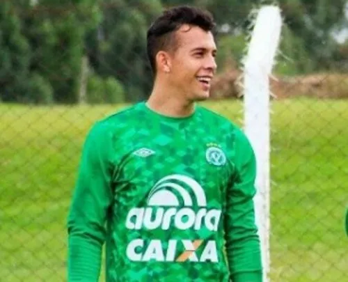 Especial, Juliano ainda espera pelo goleiro Danilo, seu 'pai' morto em tragédia