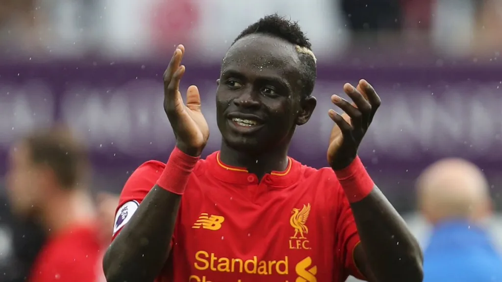 Antes de final, Mané envia 300 camisas do Liverpool ao Senegal para compatriotas