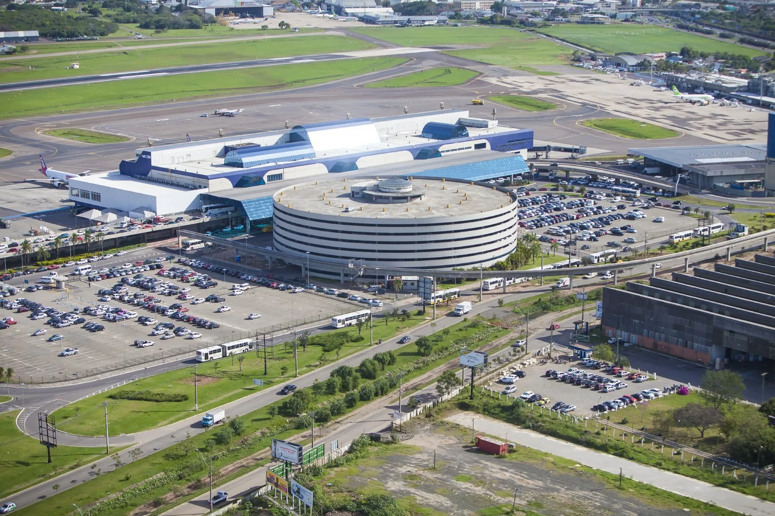 Homem morre e mulher se fere após caírem de passarela de aeroporto